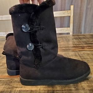 Old Navy Black fuzzy boots size 9
